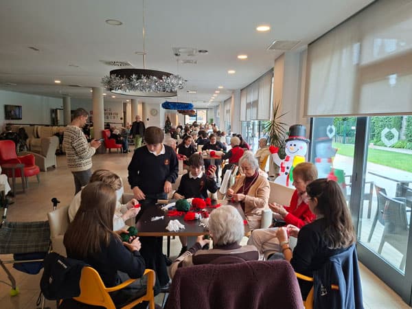 Los más pequeños interactúan con los mayores en el comedor