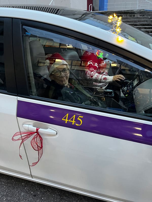 Los residentes felices junto a los taxistas