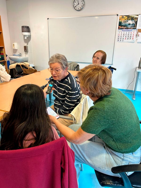 Una residente habla con un visitante