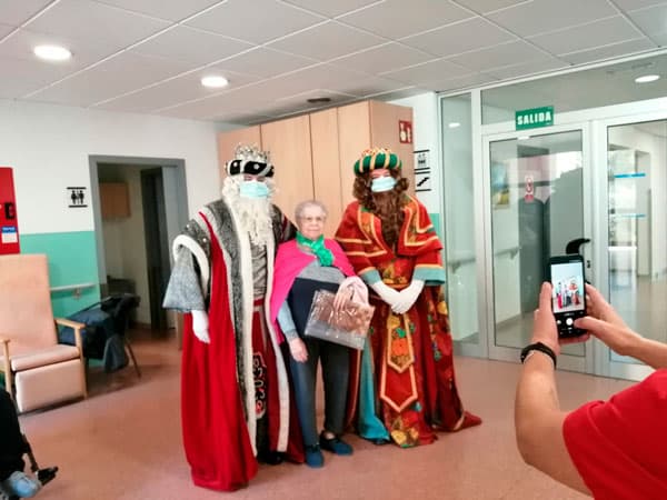 Melchor y Gaspar posan junto a una residente del centro
