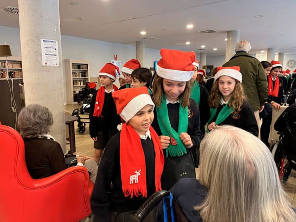 Los niños hablan sonrientes con los residentes