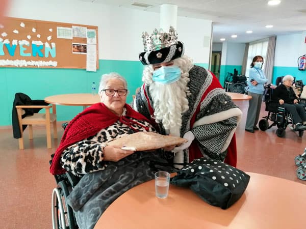 Una residente recibe en manos de Gaspar un obsequio