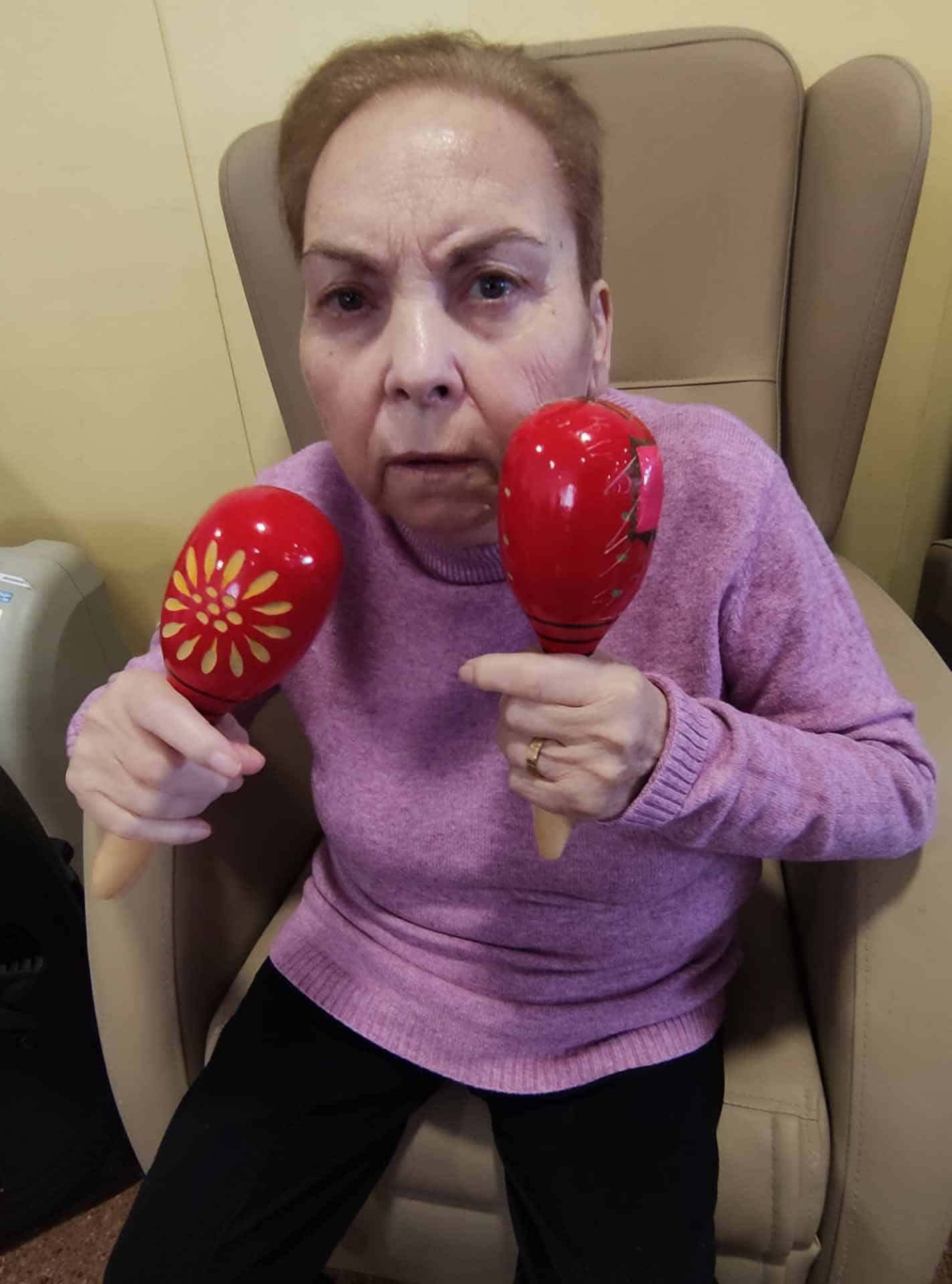 Una residente toca las maracas