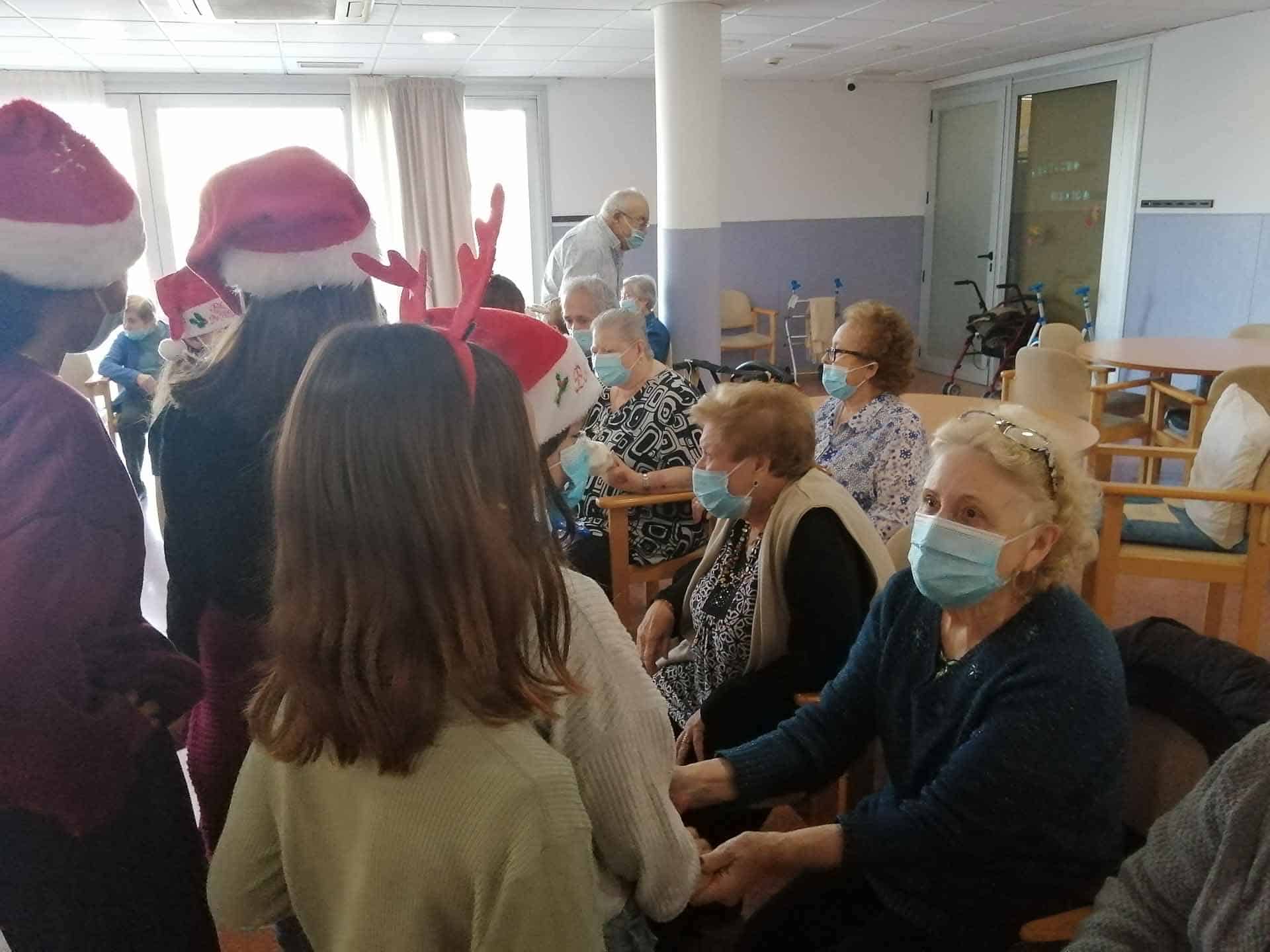 Visita de más jóvenes a los residentes