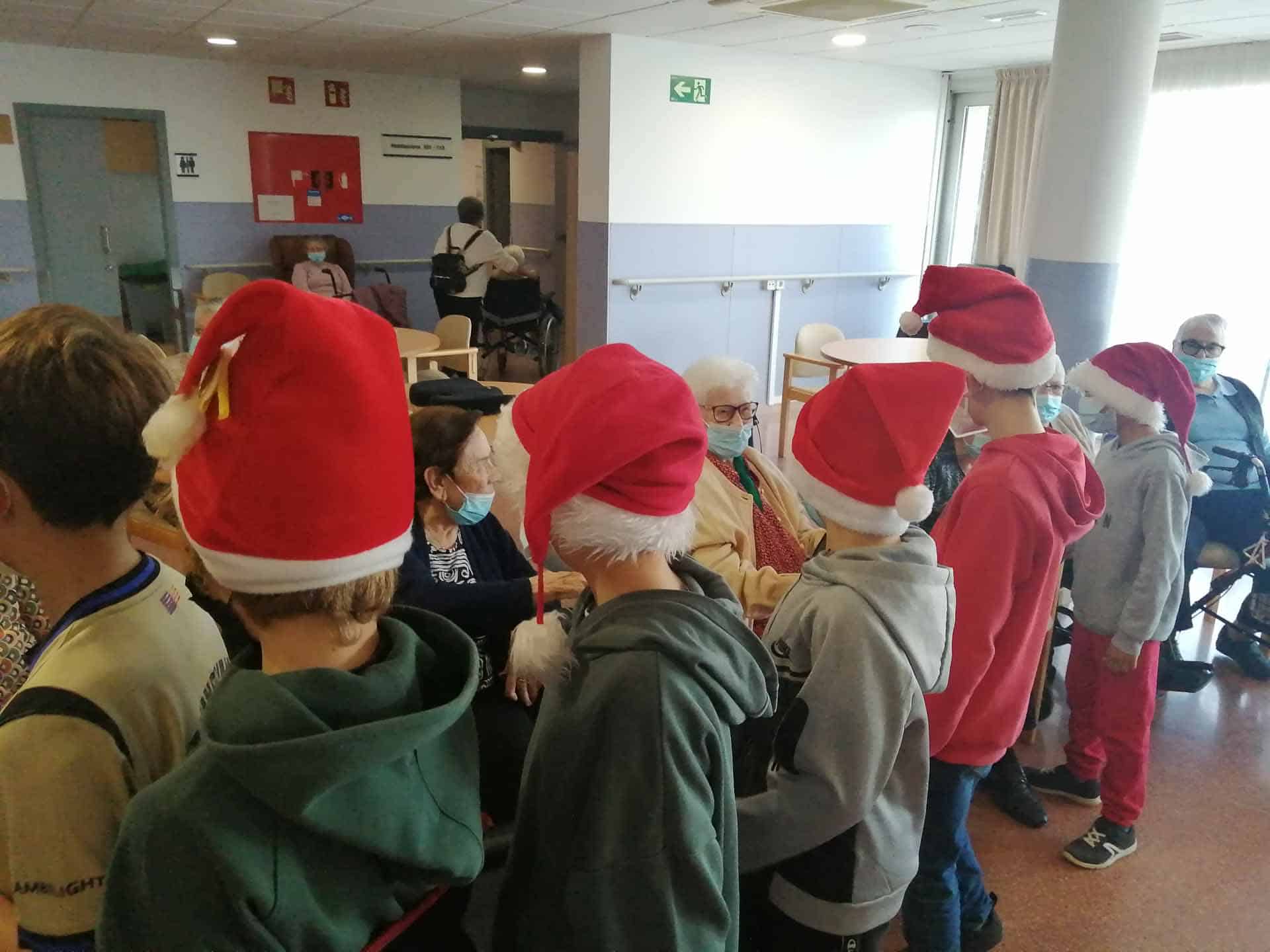 Los jóvenes visitantes fueron vestidos con gorros de Papá Noel