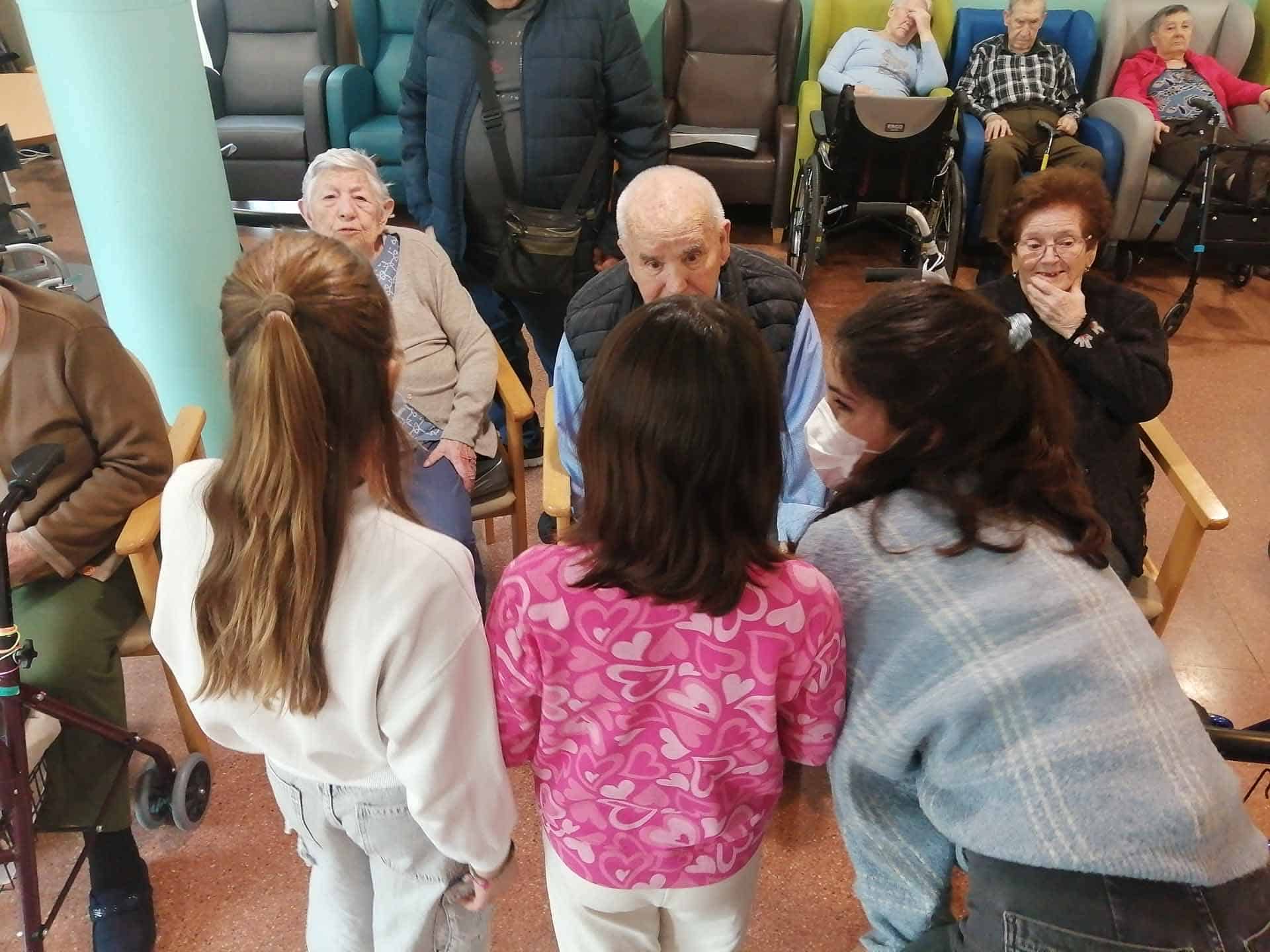 Los residentes siempre interactúan mucho con los pequeños visitantes