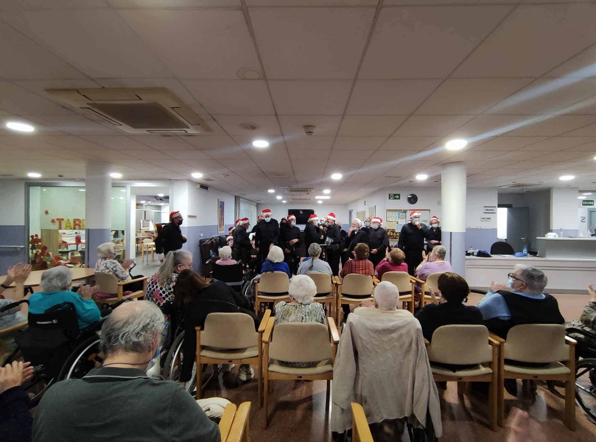 Vista del comedor durante la visita de la coral Mariano