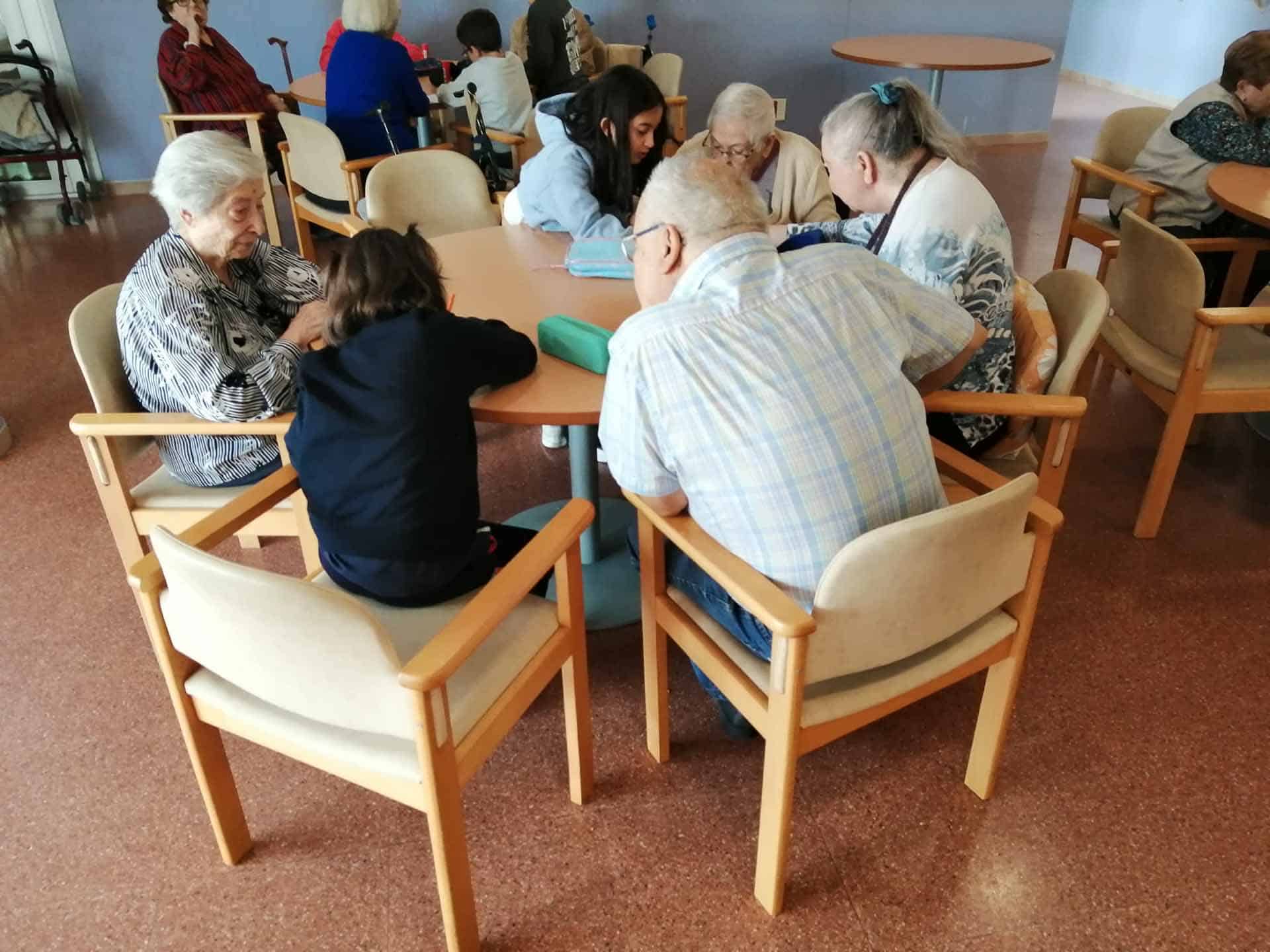 Los residentes muy atentos a las historias de los más pequeños