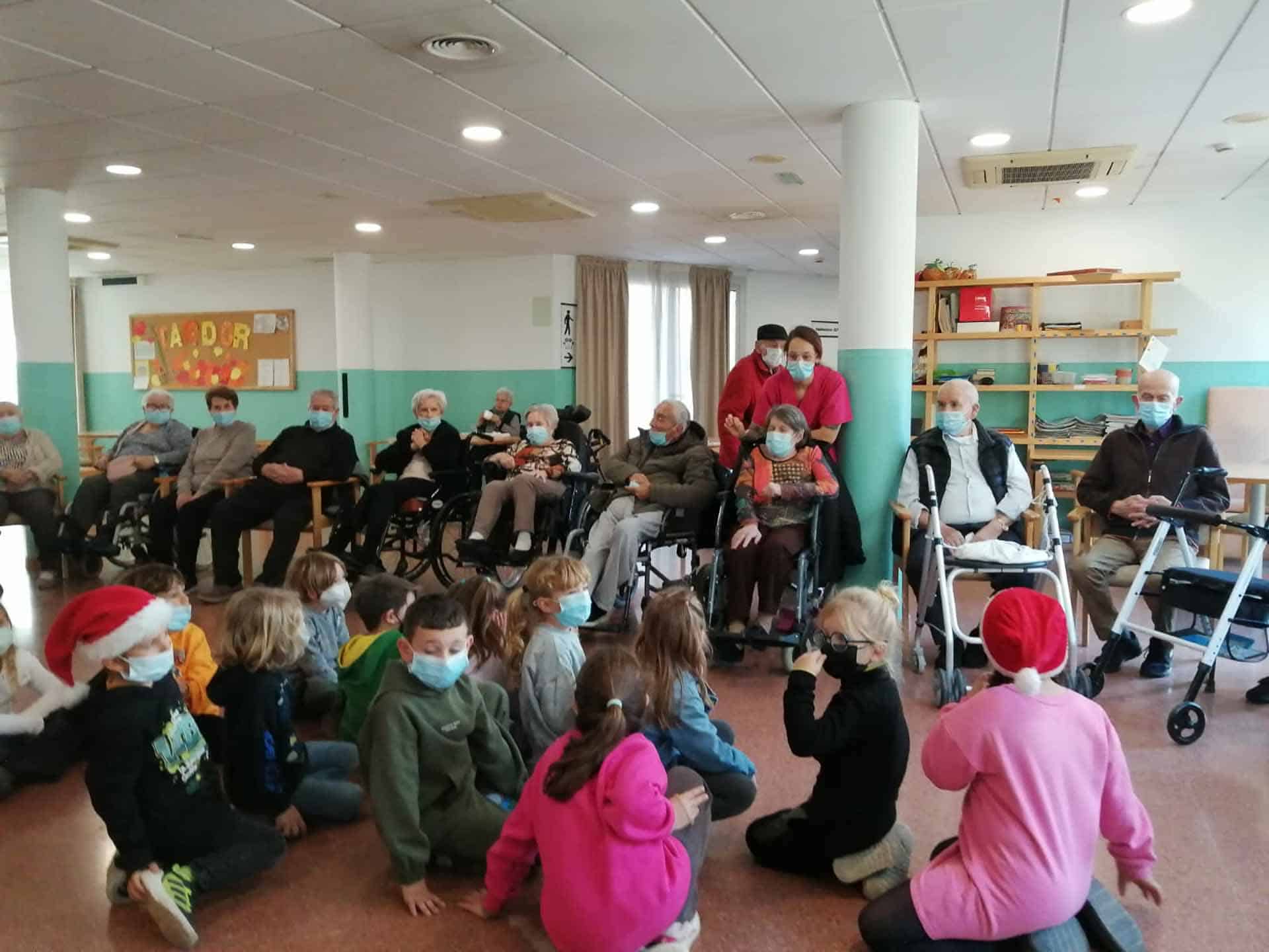 Los más pequeños también se muestran muy atentos a lo que explican los residentes