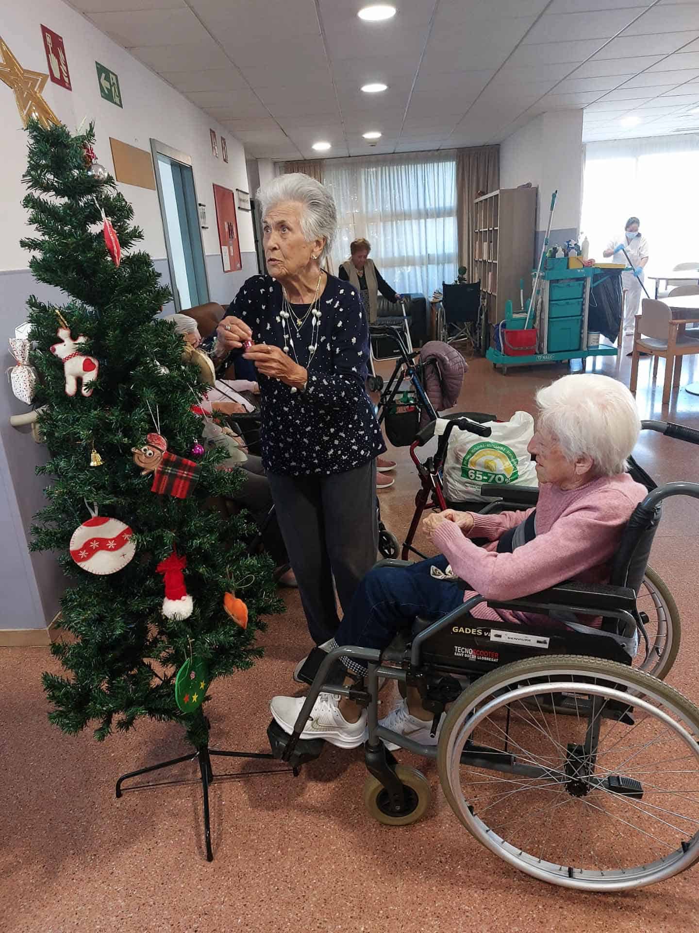 Decoración del árbol de Navidad en la residencia