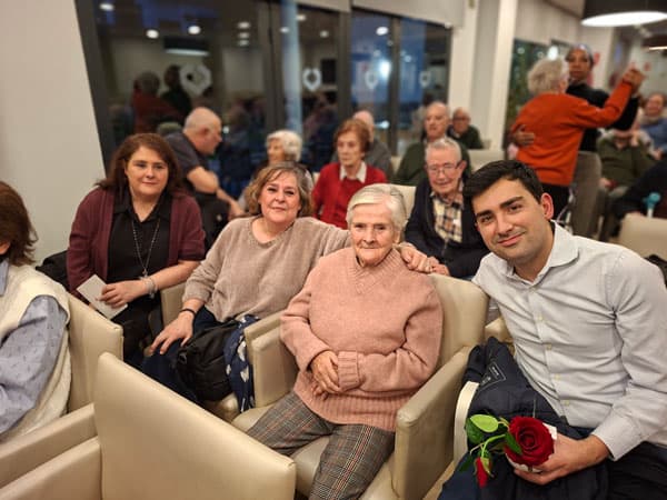 Otra residente posa feliz junto a un grupo de familiares
