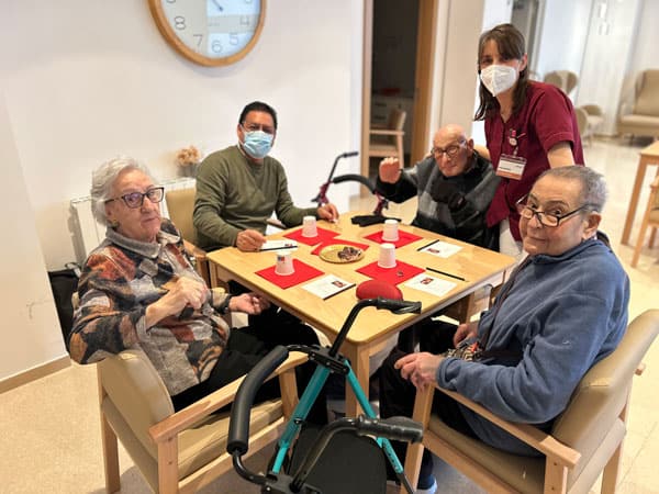 Residentes junto a trabajadores y familiares durante la cata de turrones