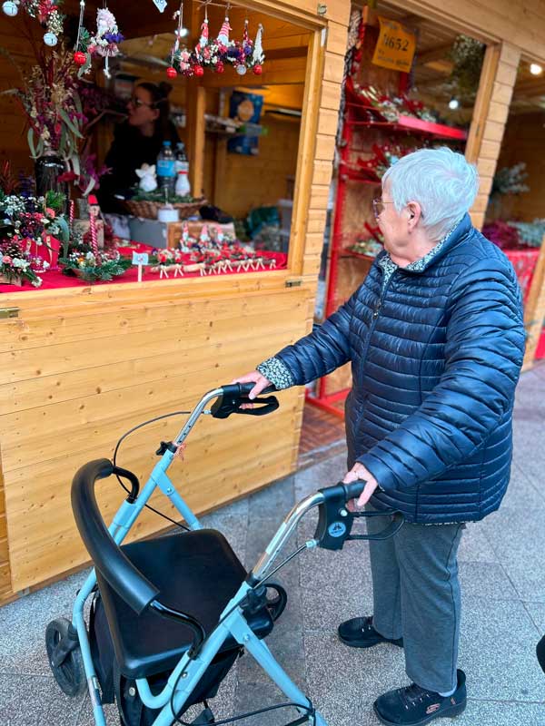Una residente pasea por el mercado de Santa Llúcia