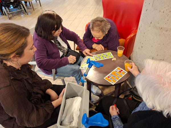 Los residentes vigilan sus cartones durante la sesión de bingo