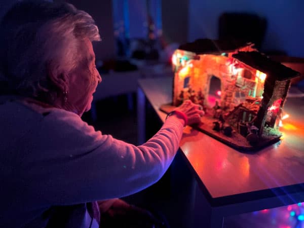 Una residente junto al Portal de Belén