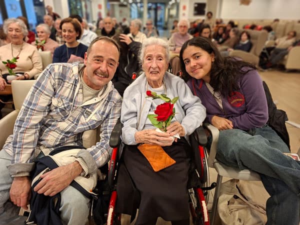Otra residente recibe una rosa roja