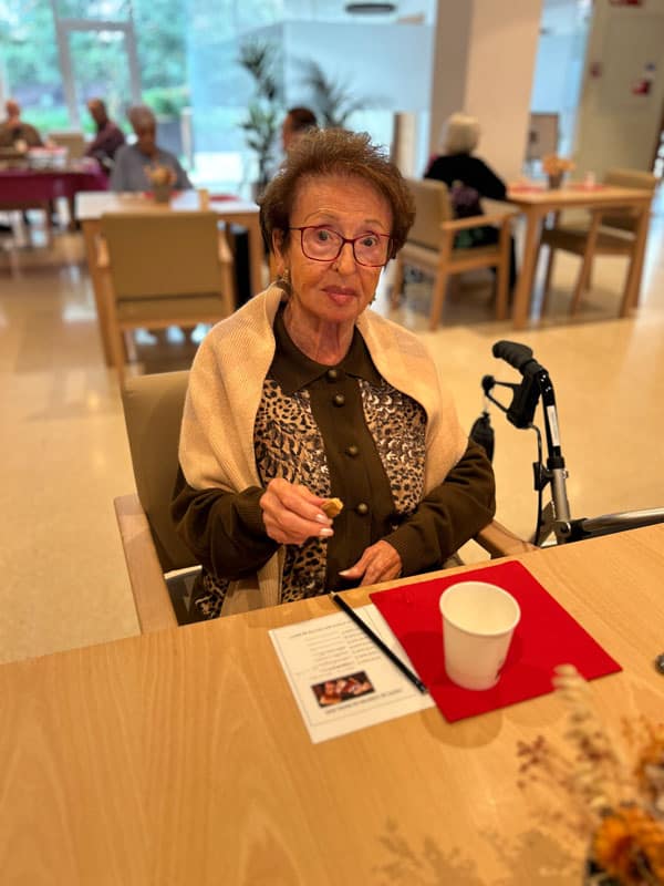 Una residente posa en la cata de turrones