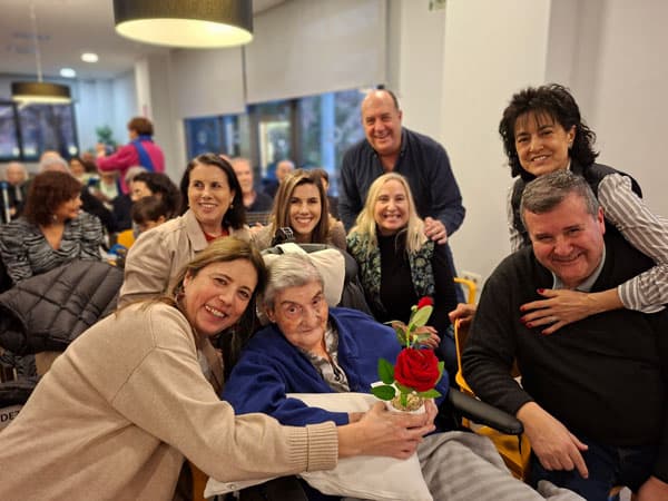 Residente posa feliz junto a su familiar