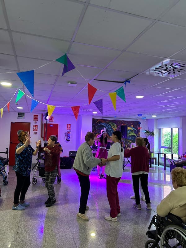 Baile durante la actuación del Grupo Génesis