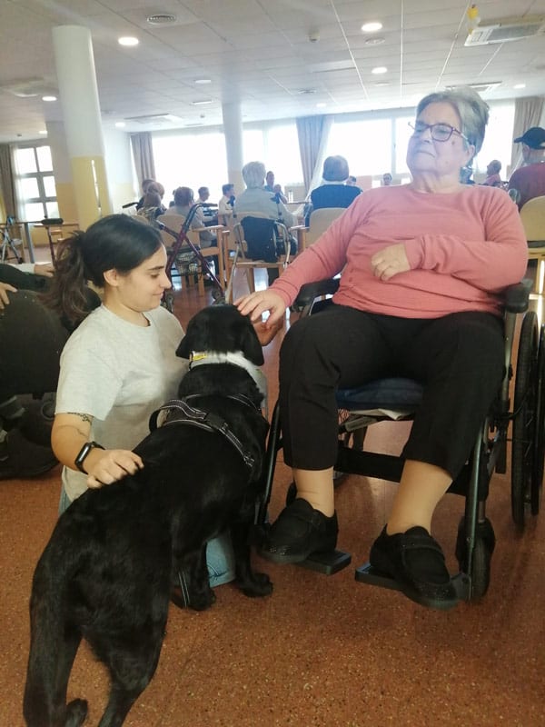 Una residente interactúa con Milo