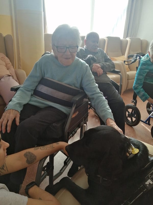 Milo se acerca a otro residente