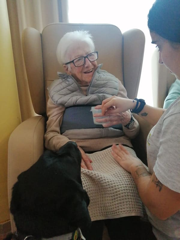 Una residente da de comer a Milo