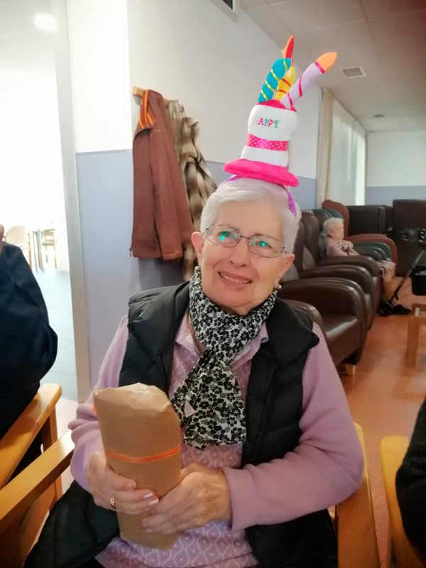 Residente con un gorro gracioso de feliz cumpleaños