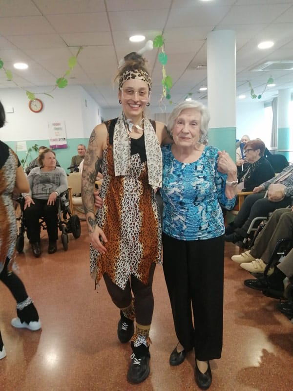 Una residente posa junto a una auxiliar disfrazada