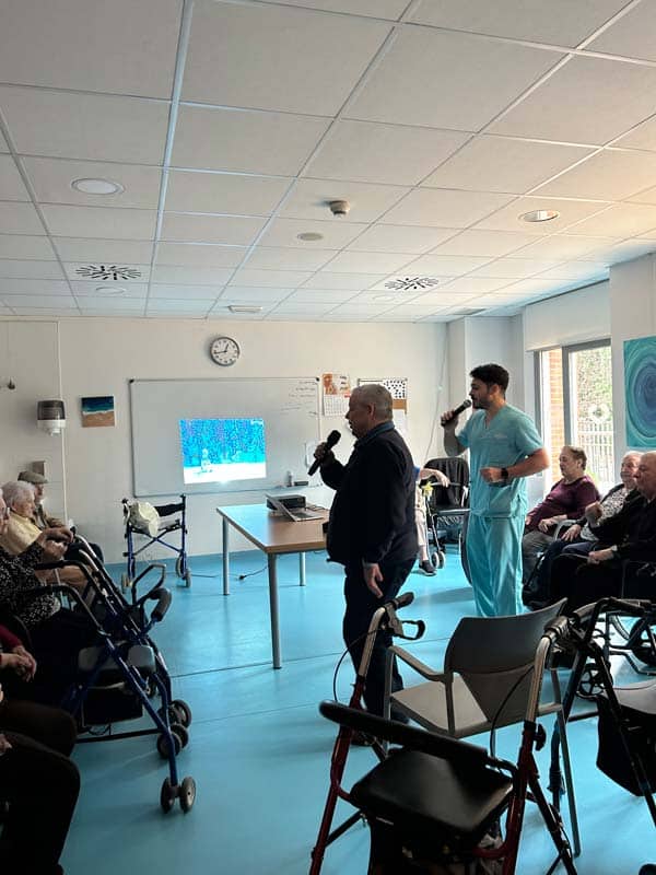 Sesión de karaoke en la residencia