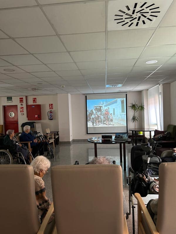 Sesión de cine en la residencia