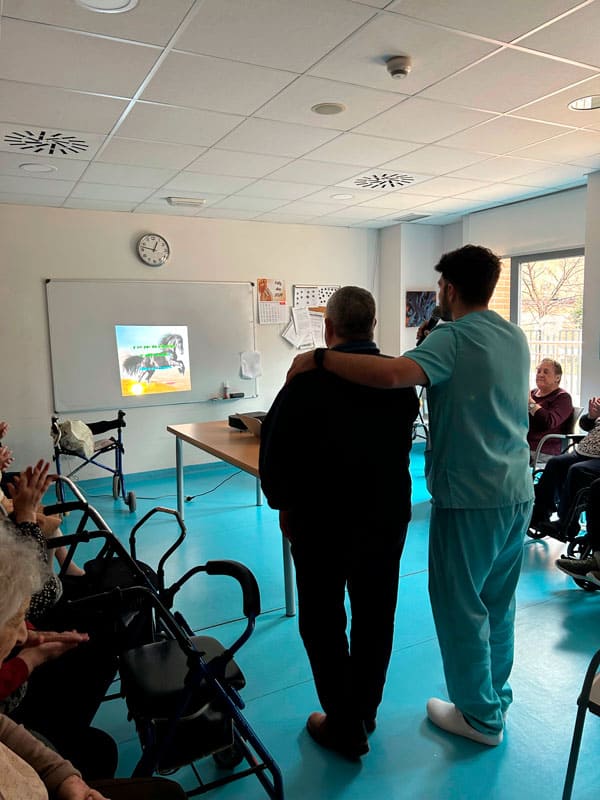 Un residente canta una canción en el karaoke