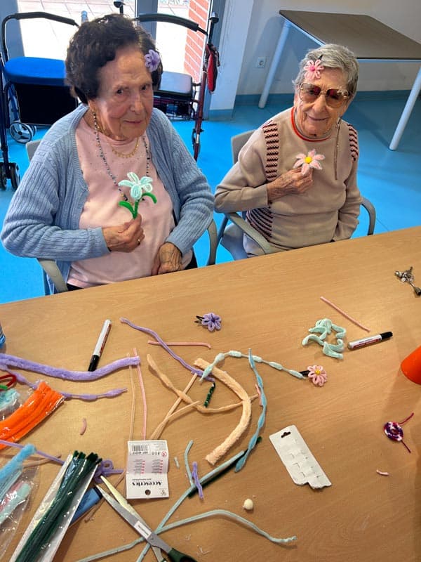 Elaboración de flores por los cumpleaños del mes