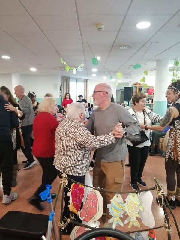 Los residentes bailan con familiares y trabajadores
