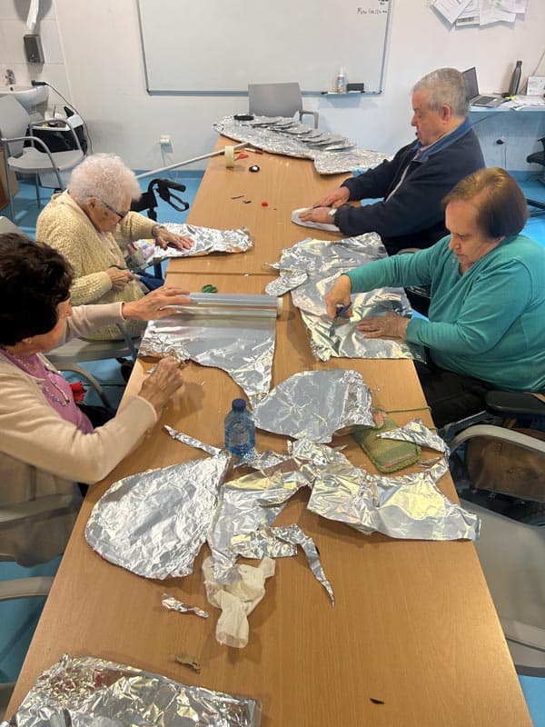 Los residentes realizan la decoración de la jornada del Entierro de la Sardina