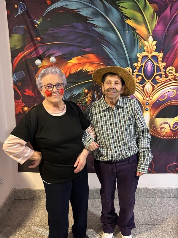 Residentes posan felices con sus disfraces