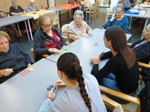 Personas mayores disfrutando de actividades en grupo en Benviure.