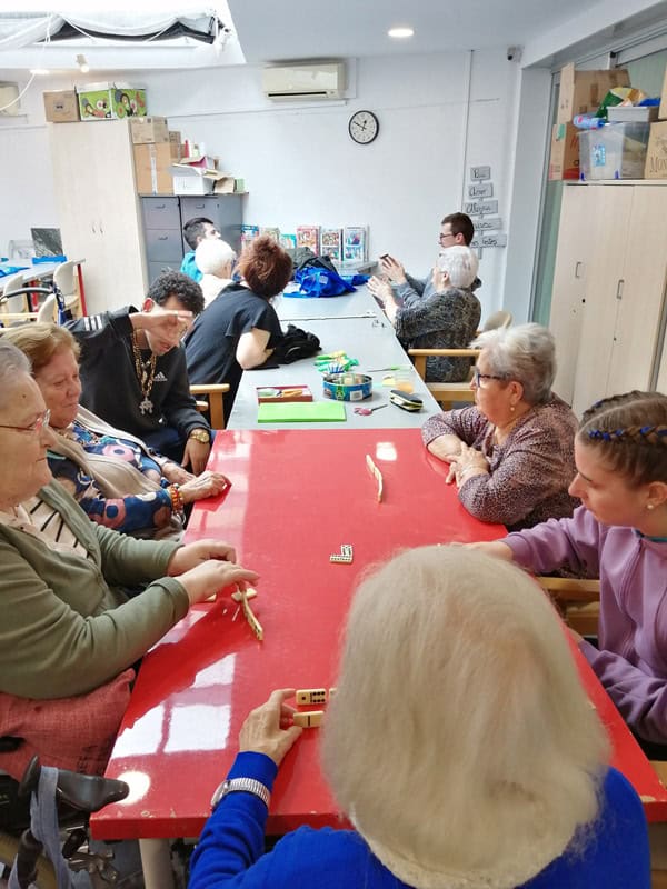 Personas mayores participando en actividades en un centro de atención a mayores.