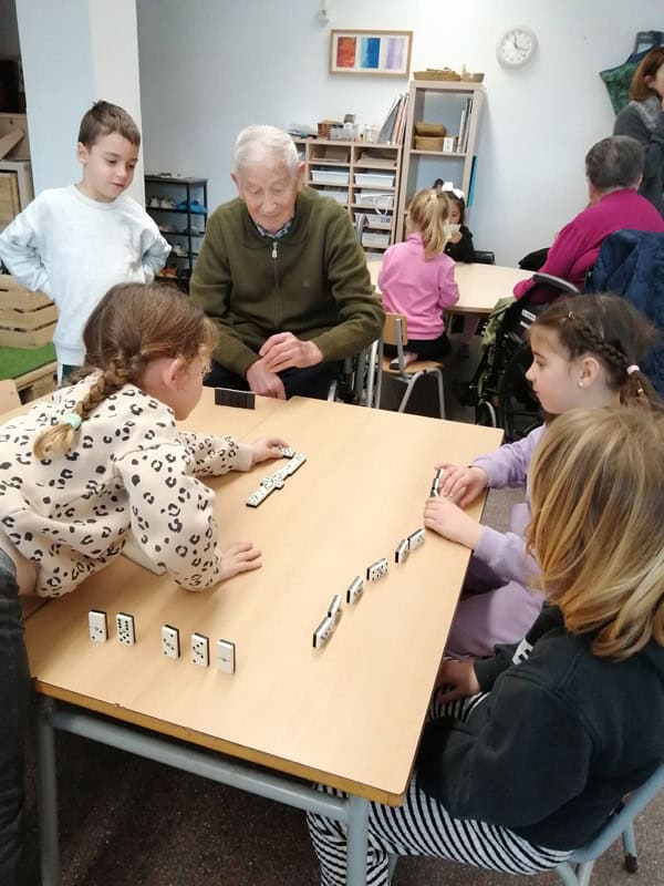 Los alumnos y residentes juegan a juegos de mesa