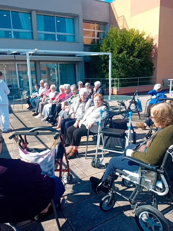 Personas mayores disfrutando en Benviure al aire libre.