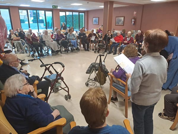 Reunión de residentes en el comedor
