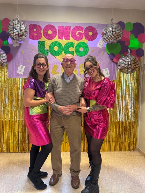 Un residente con las azafatas de Bongo Loco