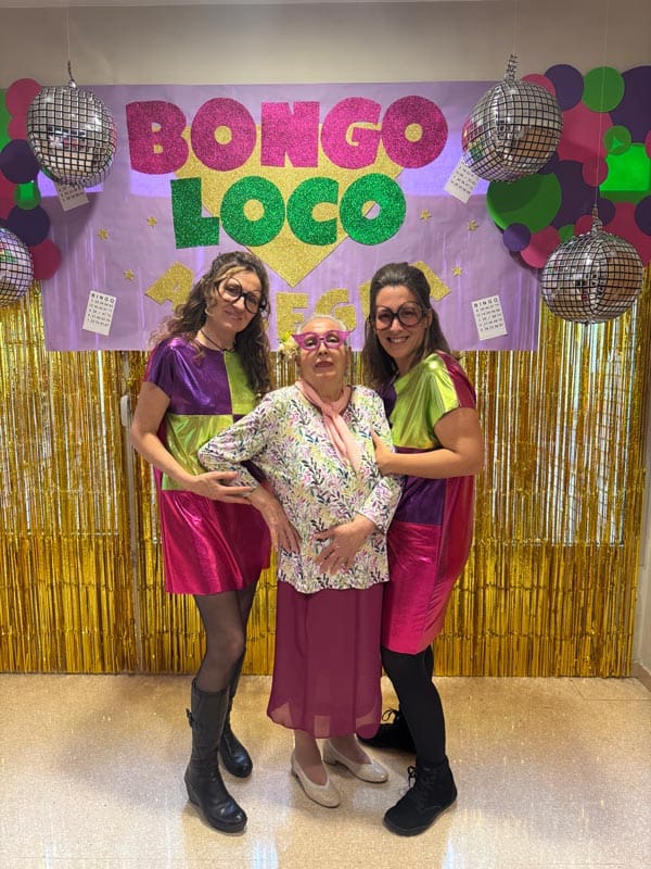 Otra residente feliz posando con las azafatas