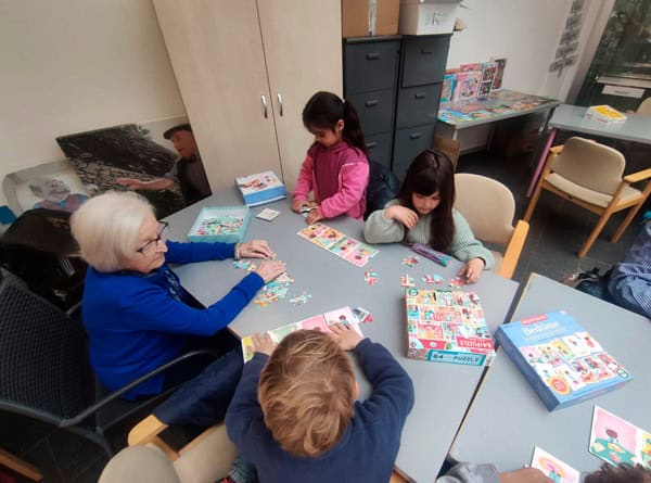 Jóvenes y mayores compartiendo juegos y experiencias en Benviure.