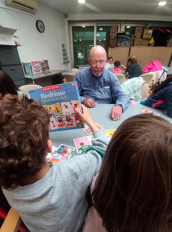 Personas mayores y niños jugando en un taller en Benviure.