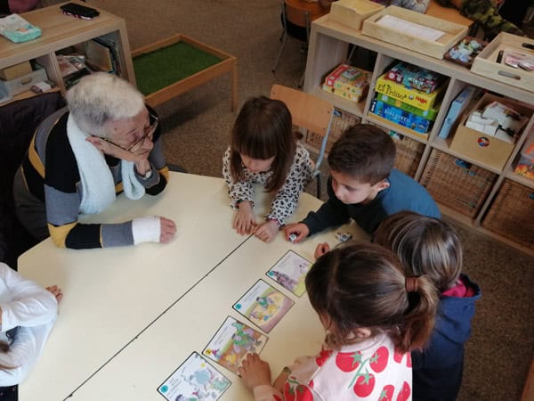 Personas mayores y niños compartiendo actividades en Benviure.