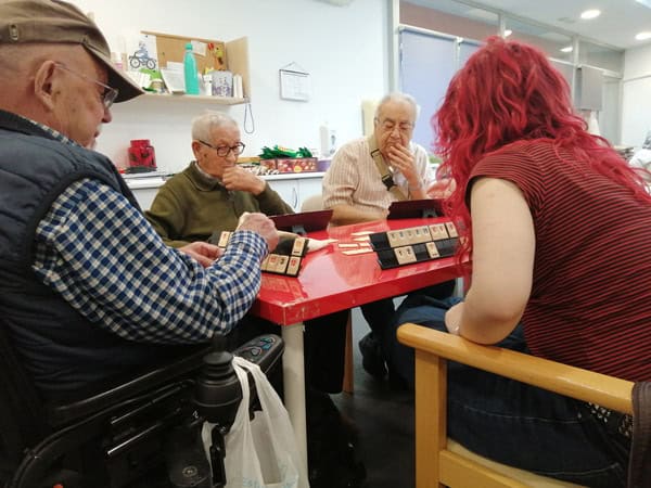Personas mayores jugando a juegos de mesa en Benviure, disfrutando de la primavera.