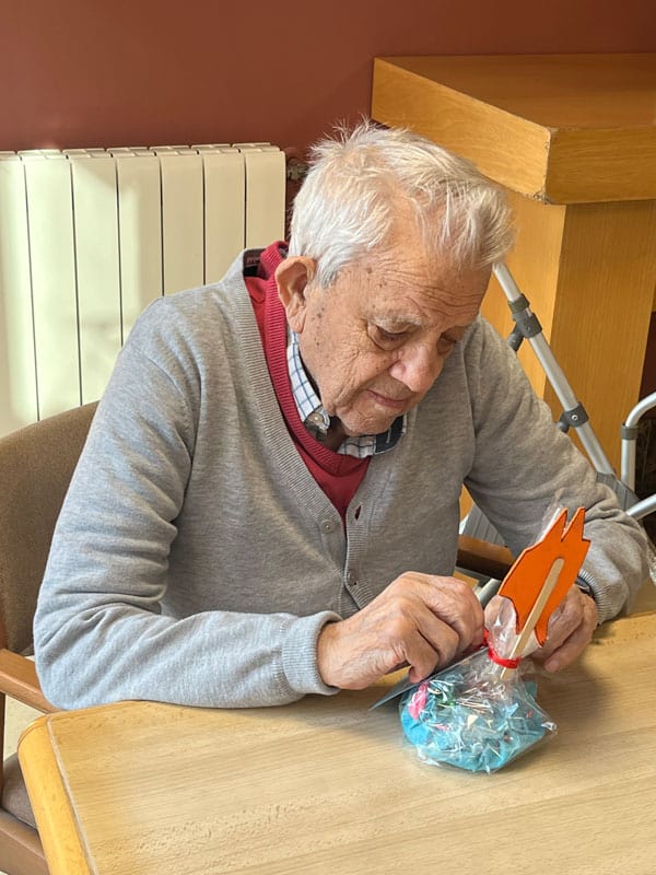 Un residente realiza una manualidad por el Día del Padre