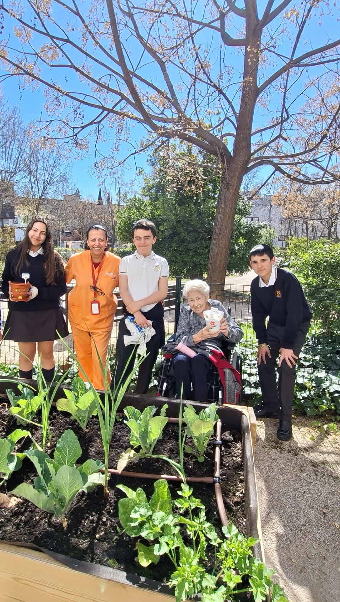 Residentes y jóvenes plantan semillas en el jardín