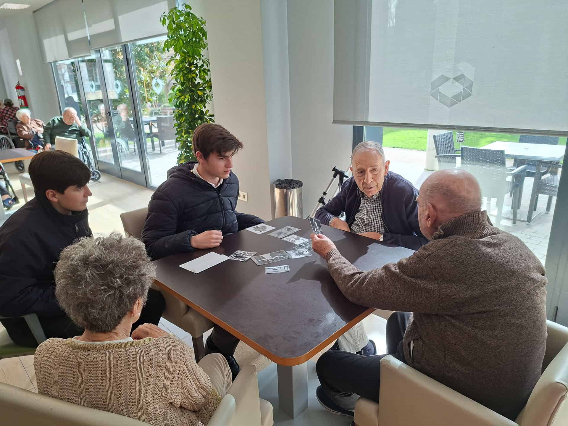 Jornada de integración generacional jugando a juegos