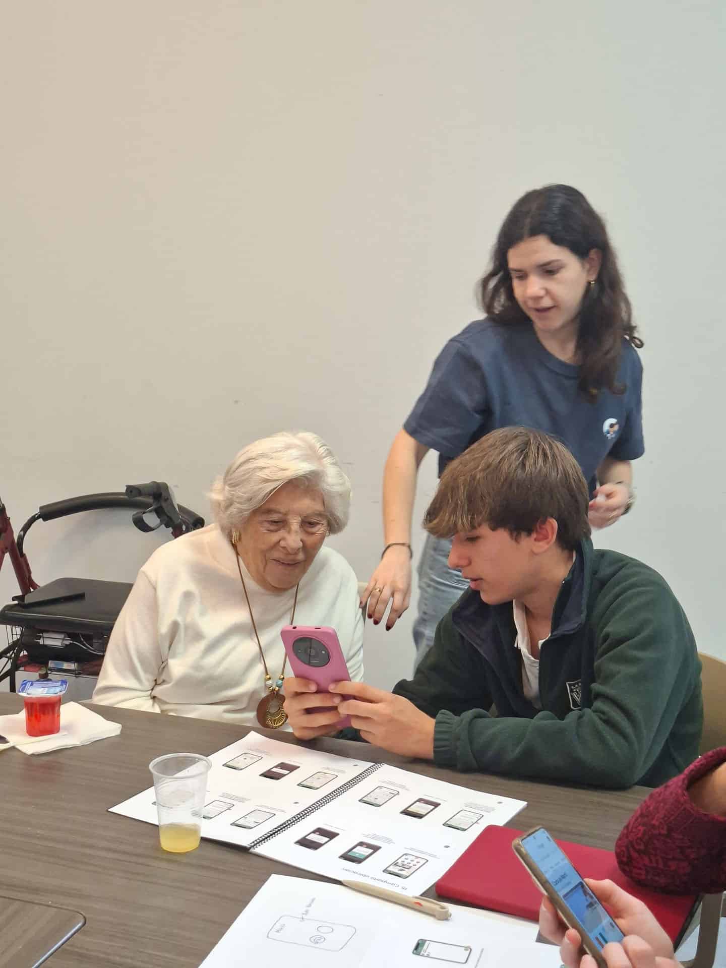 En el proyecto hacker abuelo los más jóvenes enseñan trucos a los residentes